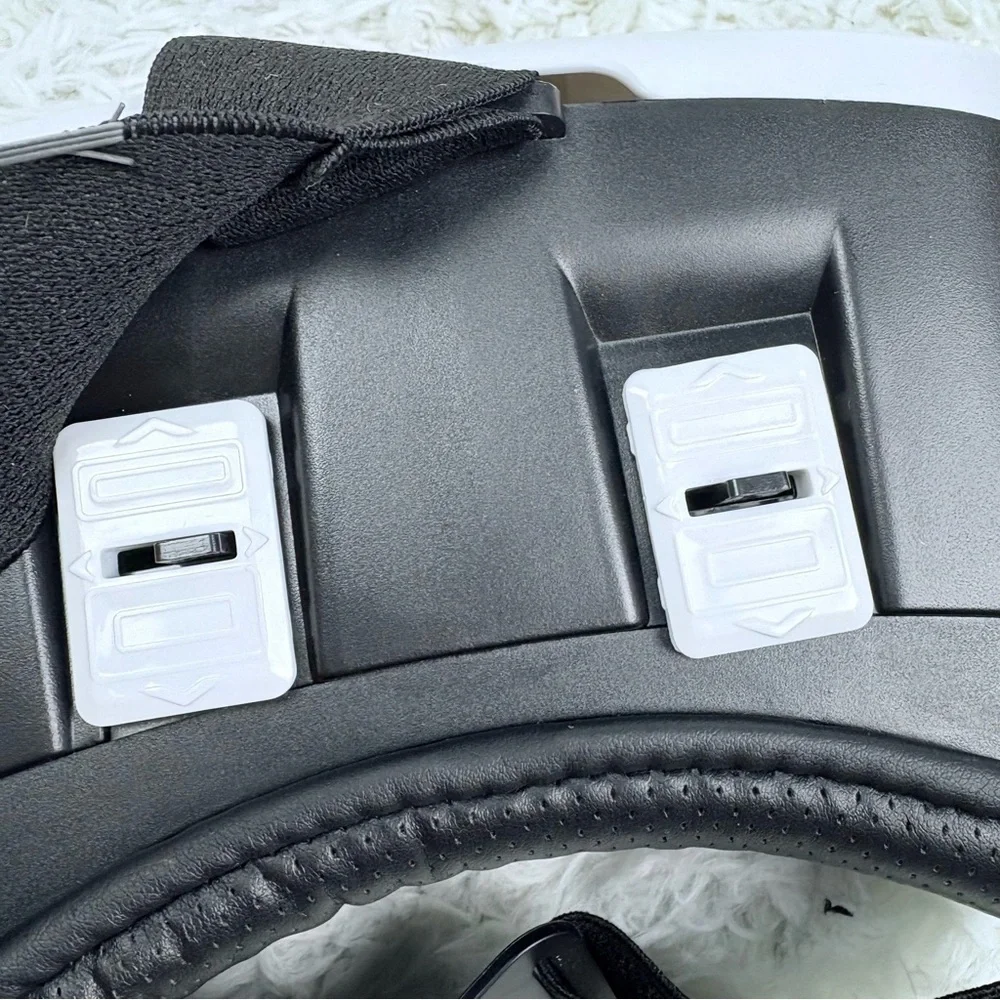 VR adjustable Headset in Black and White